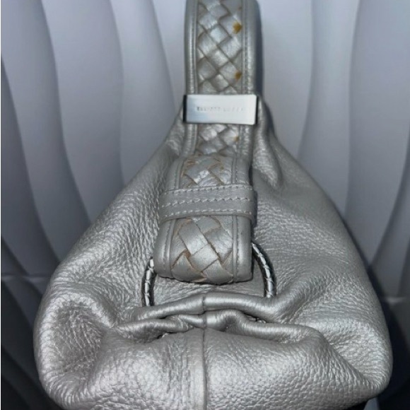 Elliott Lucca Annabelle Metallic Silver Pebbled Leather Bag w/Matching Zip Coin - Picture 5 of 7